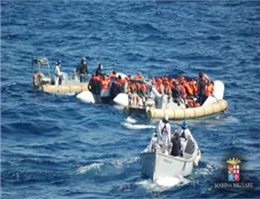 کشتی ایتالیایی به نجات مهاجران آمد