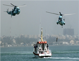 امدادگران از هوا و دریا در جستجوی سرنشینان لنج غرق شده 