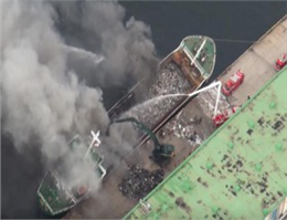 کشتی باری در ژاپن آتش گرفت