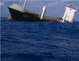 شناورسازی کشتی کانتینری واژگون شده در ایتالیا