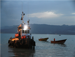 نجات سرنشینان قایق موتوری سانحه دیده در آبهای هرمز
