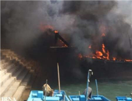 مهار آتش سوزی دو فروند لنج در اسکله صیادی عامری تنگستان