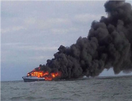 کشتی توریستی اندونزی آتش گرفت
