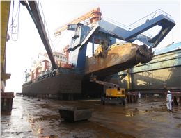 تعمیر بزرگ ترین کشتی لایروب منطقه در پرشیا هرمز