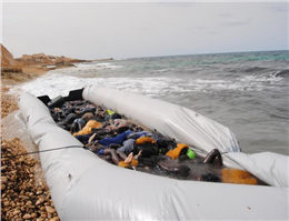 مرگ جمعی از مهاجران در کشتی کانتینری