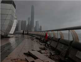 طوفان در هنگ کنگ شش شناور را به گل نشاند