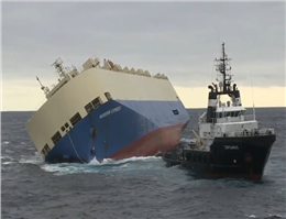 کشتی رو-رو معلق در آب نجات یافت