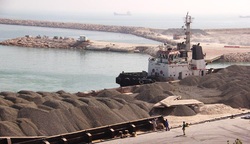 نخستین محموله سنگ گابرو از بندرلنگه به قطر صادر شد