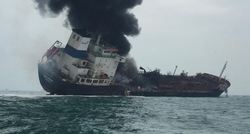 آتش گرفتن یک نفتکش در آب های هنگ‌کنگ