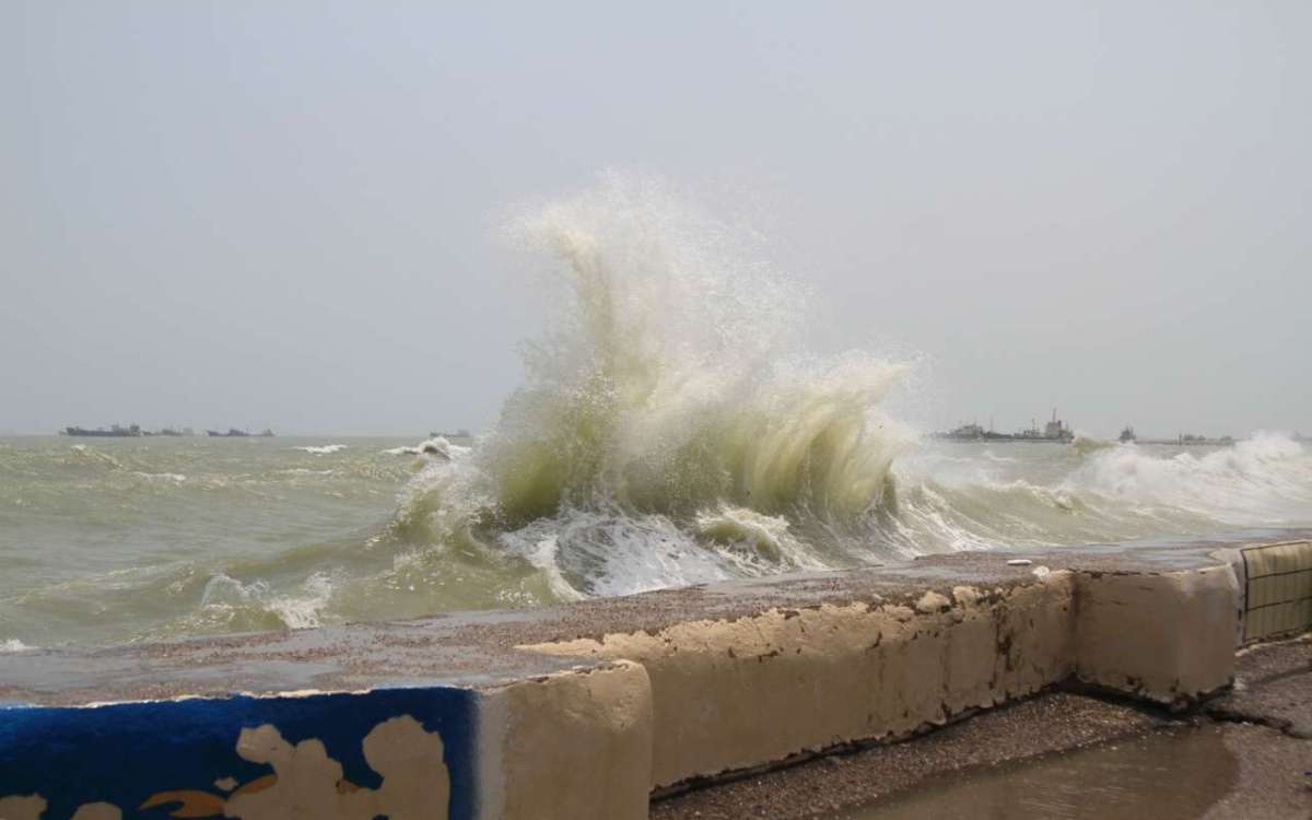 آب های شمال خلیج فارس مواج و توفانی است