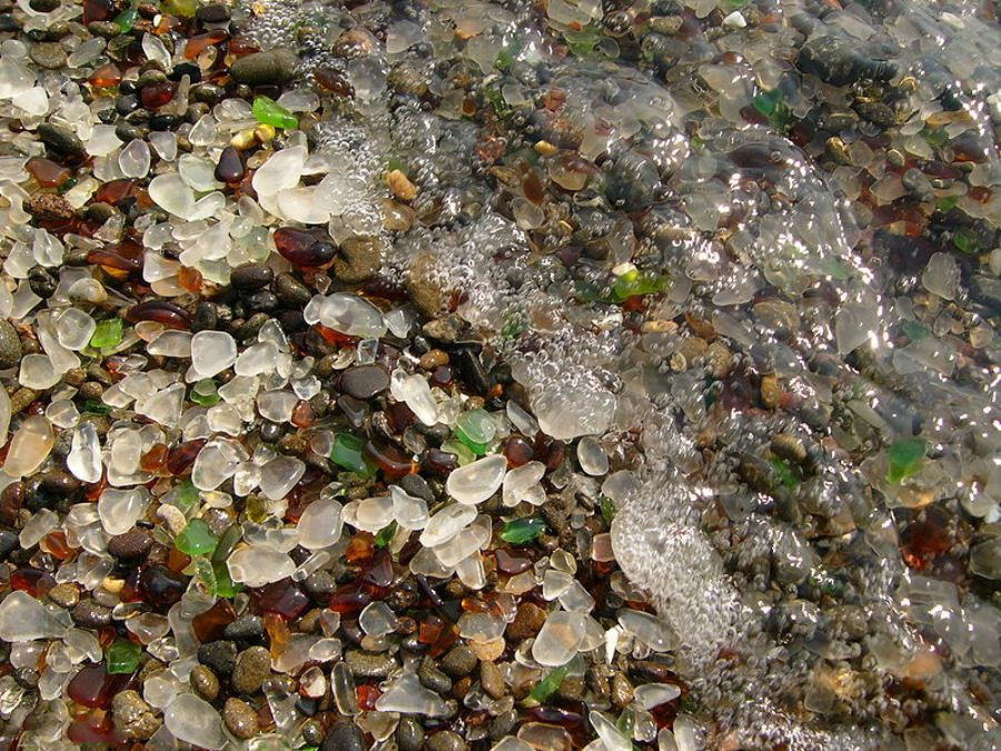 ساحلی با سنگ های شیشه ای