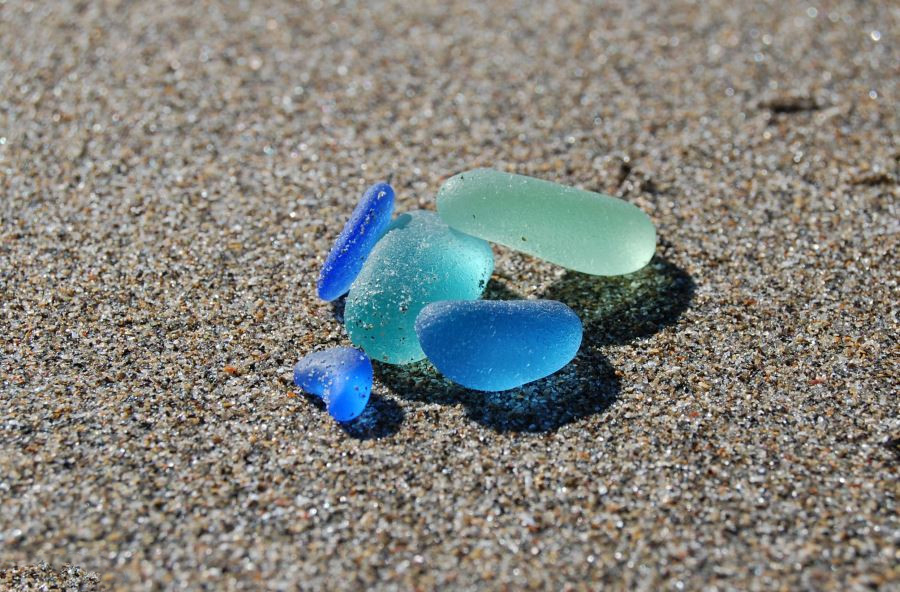 ساحلی با سنگ های شیشه ای