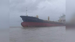 کشتی کانتینری ارواح در میانمار به گل نشست