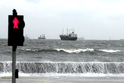 آبهای خلیج فارس مواج وطوفانی است