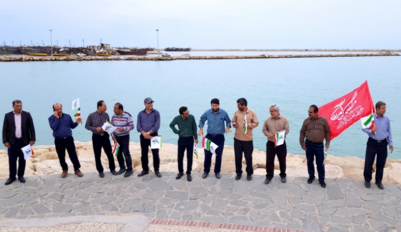 تشکیل زنجیره انسانی حمایت ازسپاه در سواحل خلیج فارس