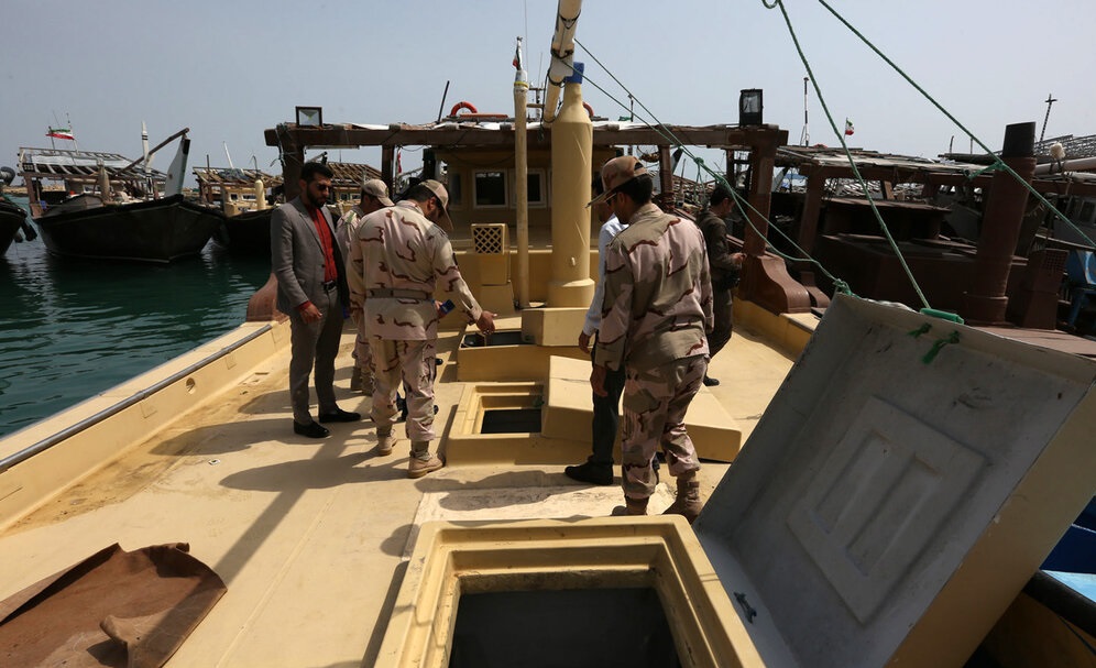 توقیف محموله سوخت قاچاق در آب های بندر ماهشهر