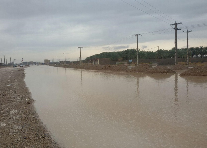 تلاش شبانه روزی برای مهار سیلاب در جاده آبادان ماهشهر