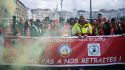اعتصاب فرانسوی‌ها فعالیت بنادر را مختل کرد