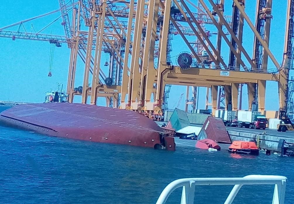 کشتی واژگون شده SL-STAR  از اسکله شهید رجایی خارج شد