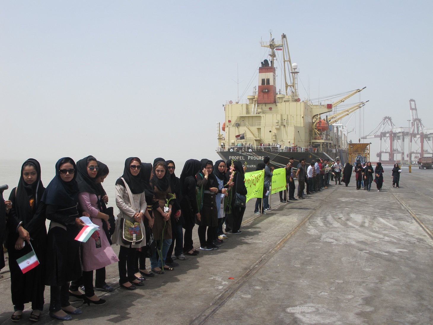 تشکیل زنجیره انسانی به مناسبت روز ملی خلیج فارس