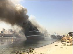 یک فروند لنج باری در امارات آتش گرفت