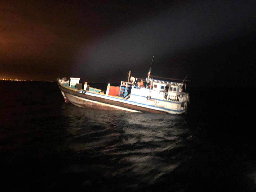 نجات خدمه لنج حادثه دیده در آب های خلیج فارس