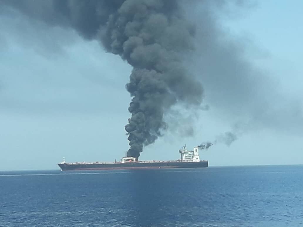 حادثه آتش سوزی دو نفتکش خارجی در دریای عمان( + عکس)