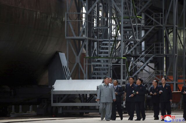 بازدید رهبر کره شمالی از یک زیردریایی جدید