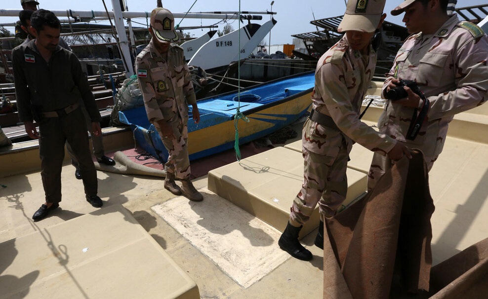 توقیف دو شناور حامل سوخت قاچاق در آب‌های شمال خلیج فارس