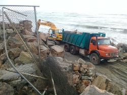 یک سازه غیرمجاز دریایی در سواحل مازندران تخریب شد