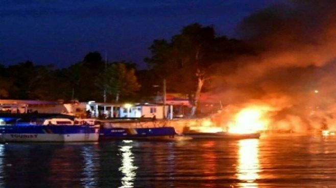 ۳ قایق در اسکله عسلویه در آتش سوخت