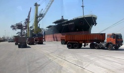 پهلو گیری نخستین کشتی حامل کالای اساسی در اسکله بندر بوشهر