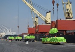 پهلوگیری نخستین کشتی حامل برنج در اسکلۀ بوشهر