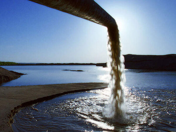 شکایت محیط زیست بوشهر علیه یکی از شرکت‌های نفتی به دلیل آلودگی دریا