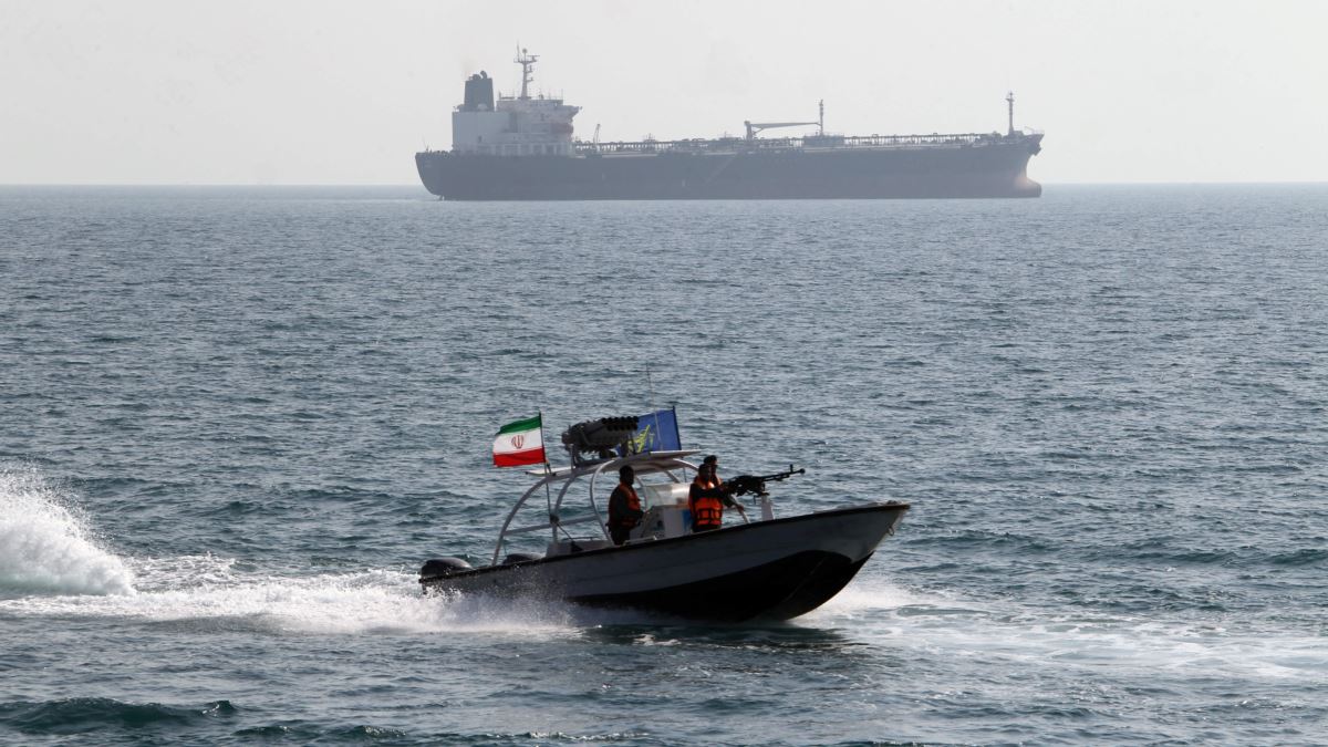 توقیف محموله سوخت قاچاق در آب‌های ماهشهر