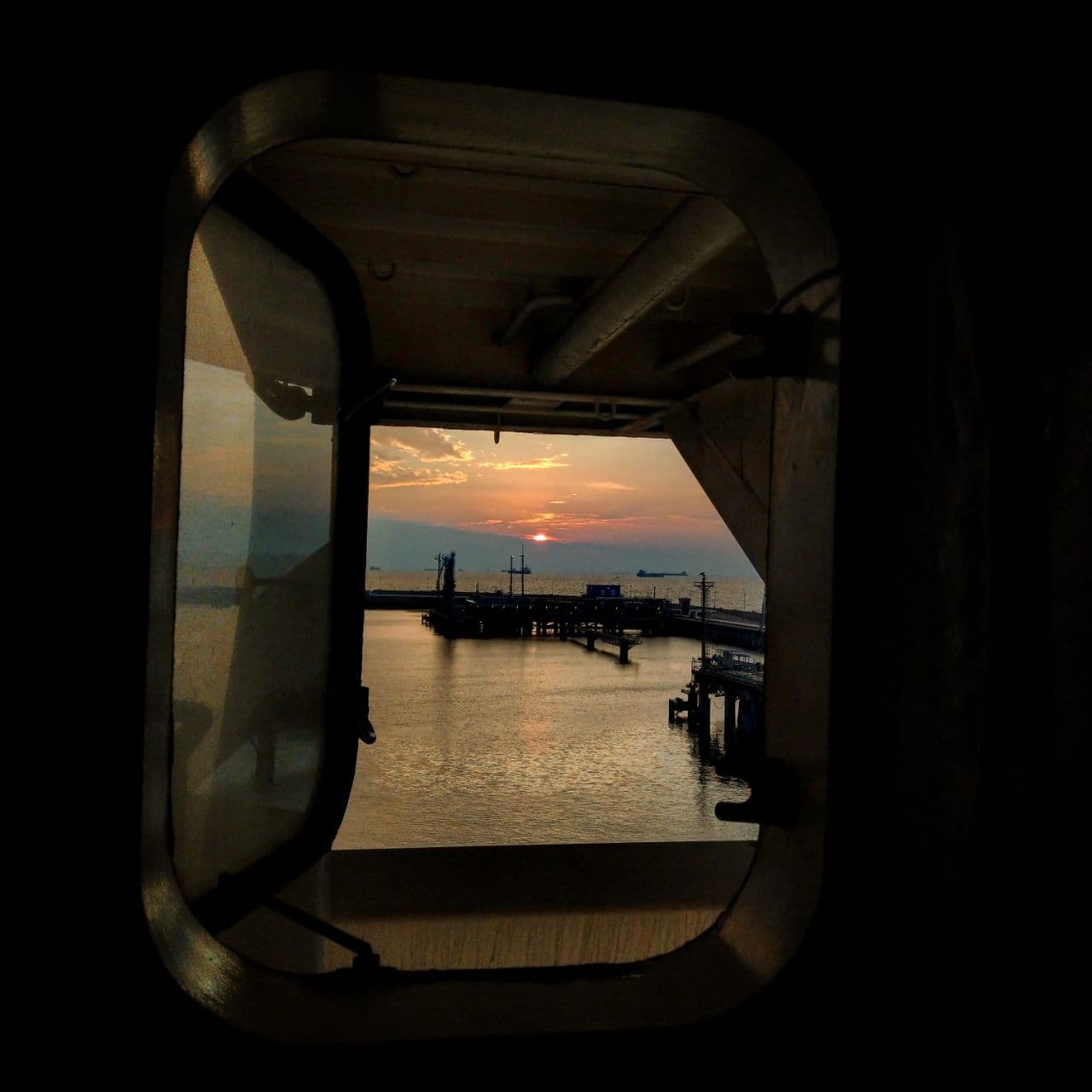 غروب آفتاب از داخل کابین ملوان کشتی(+عکس)