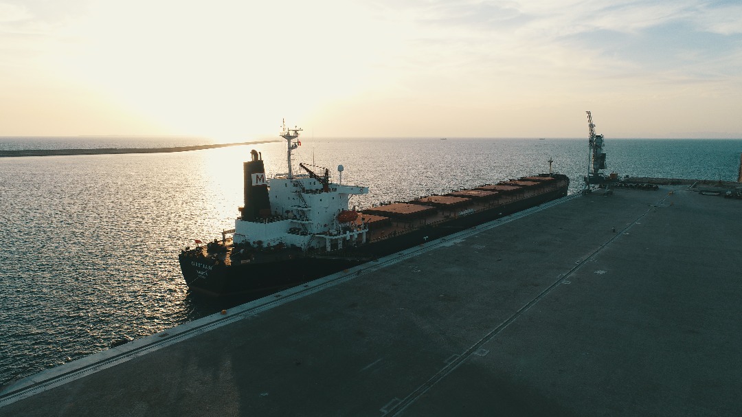 صادرات اولین محموله ۴۵ هزار تنی مواد معدنی در سال ۹۹ / تخلیه و بارگیری همزمان ۶ کشتی در بندر چابهار