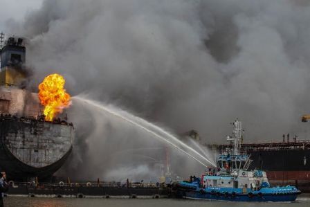 آتش سوزی در تانکر نفتی اندونزی