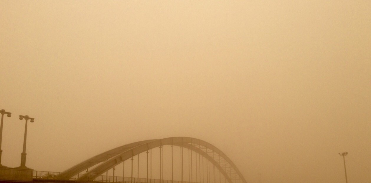 گرد و خاک و طغیان کرونا شهرهای ساحلی خوزستان را تعطیل کرد