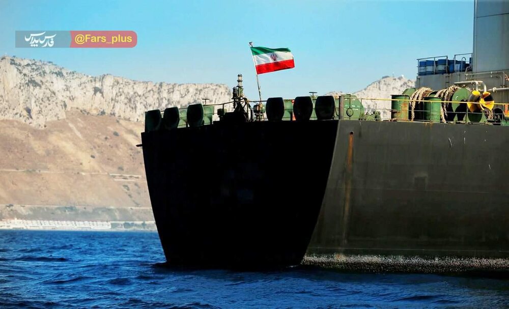 عبور نفتکش ایرانی از اقیانوس اطلس در دوران تحریم با پرچم ایران(+عکس)