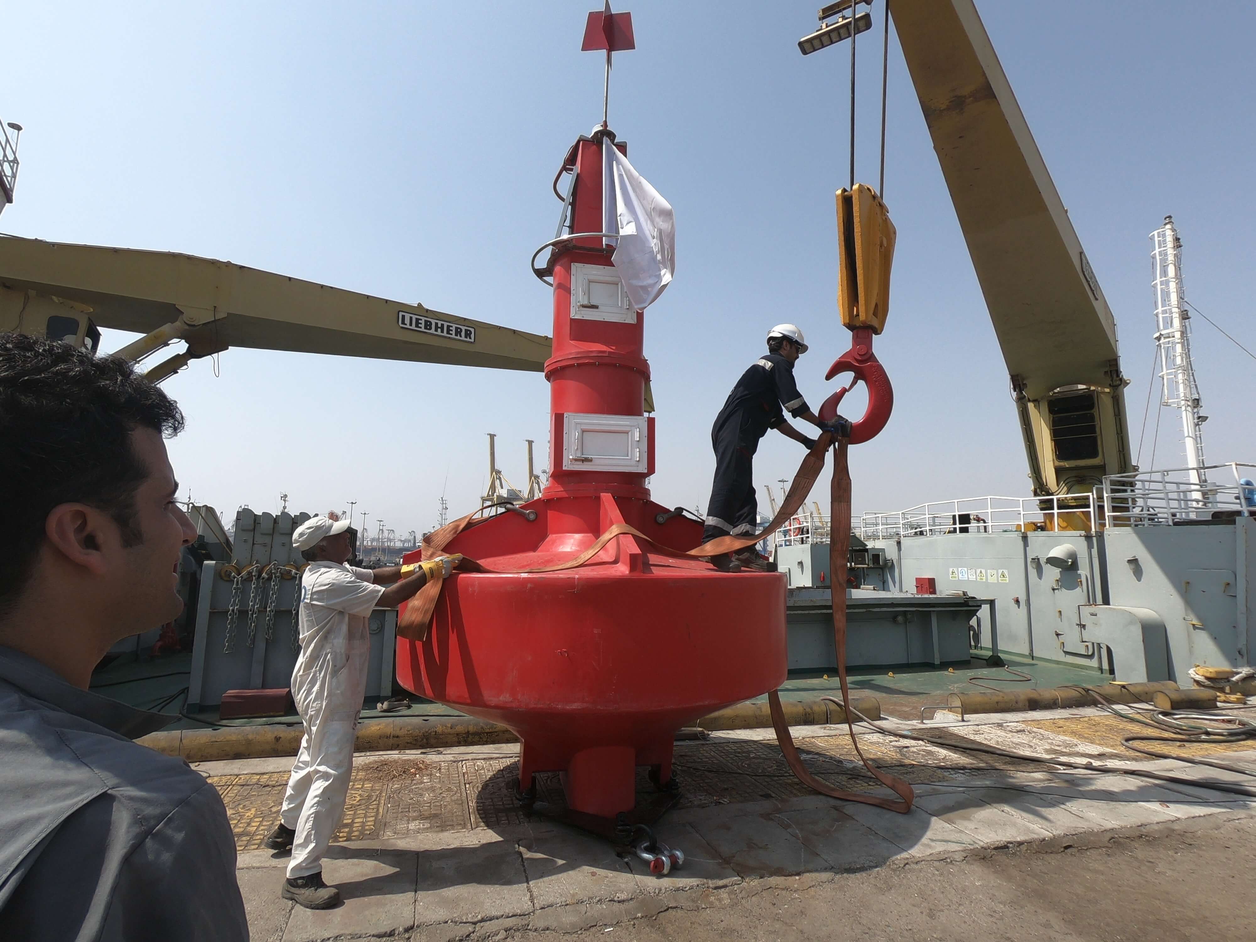 ۹۰ دستگاه کمک ناوبری در آب‌های استان بوشهر نصب شد