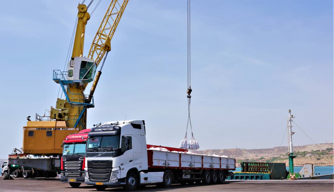 حمل مستقیم محمولۀ سیمان صادراتی از کامیون به شناور در بندر چابهار