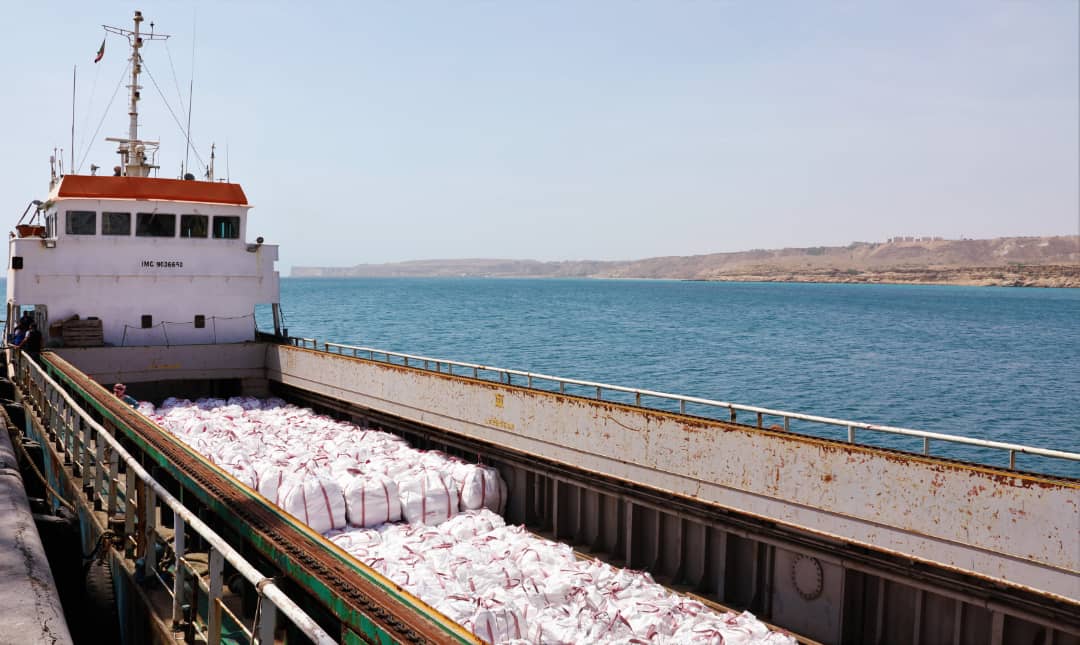 حمل مستقیم محمولۀ سیمان صادراتی از کامیون به شناور در بندر چابهار