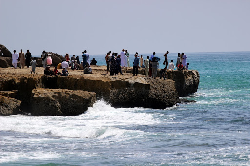 حضور انبوه گردشگران در سواحل عمان با وجود شیوع کرونا