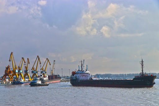 حمل ۹۰ درصد از بار‌های صادراتی و وارداتی بندر آستارا توسط کشتیرانی دریای خزر