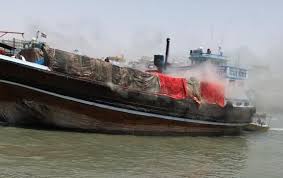 عملیات اطفای حریق موتور لنج باری در بندر گناوه بدون تلفات جانی