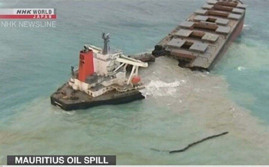 نفتکش ژاپنی در آب‌های جزیره موریس دو نیم شد