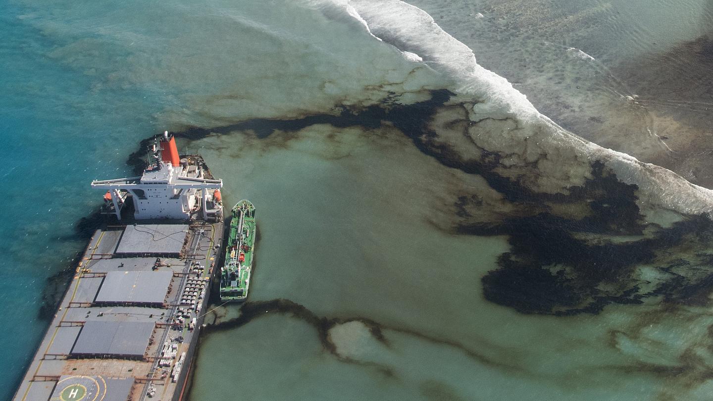 آغاز عملیات پاکسازی سواحل موریس از آلودگی نفتی