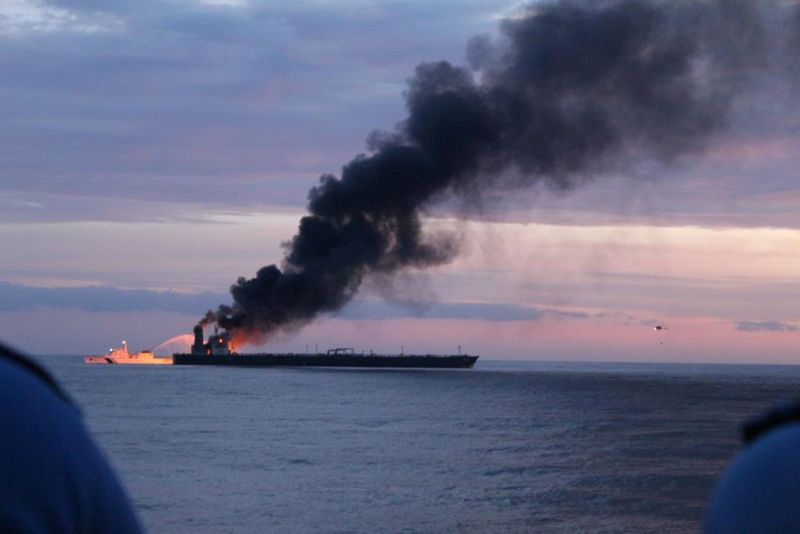 انفجار در یک نفتکش بزرگ در آبهای سریلانکا(+ عکس)