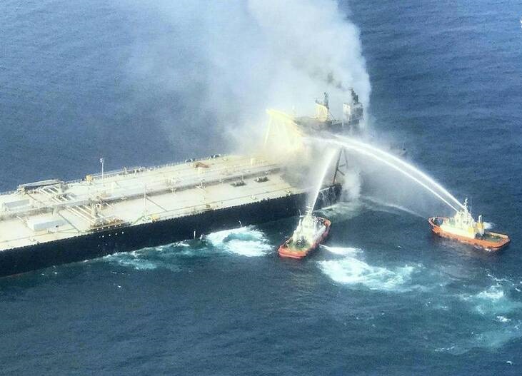 انفجار در یک نفتکش بزرگ در آبهای سریلانکا(+ عکس)